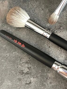 CHIKUHODO SILVER FOX CHEEK BRUSH
